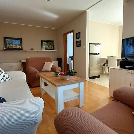 Apartman Ana Pula - Calm, Free Parking, Close To Center Exterior foto