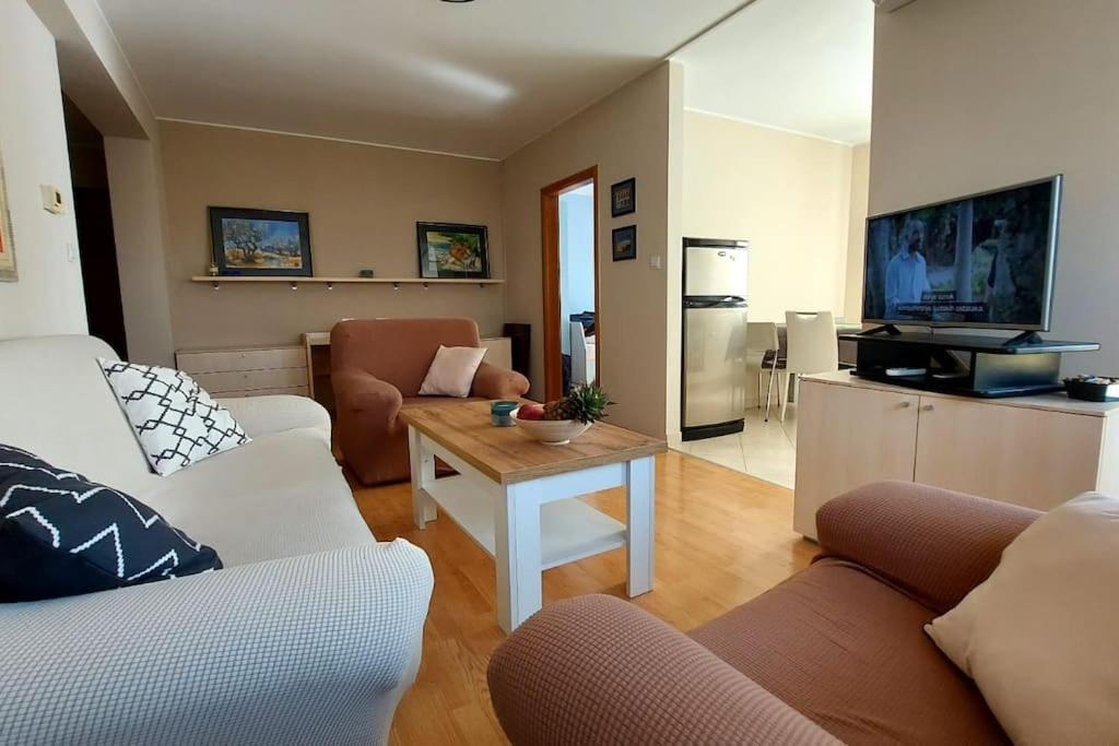 Apartman Ana Pula - Calm, Free Parking, Close To Center Exterior foto